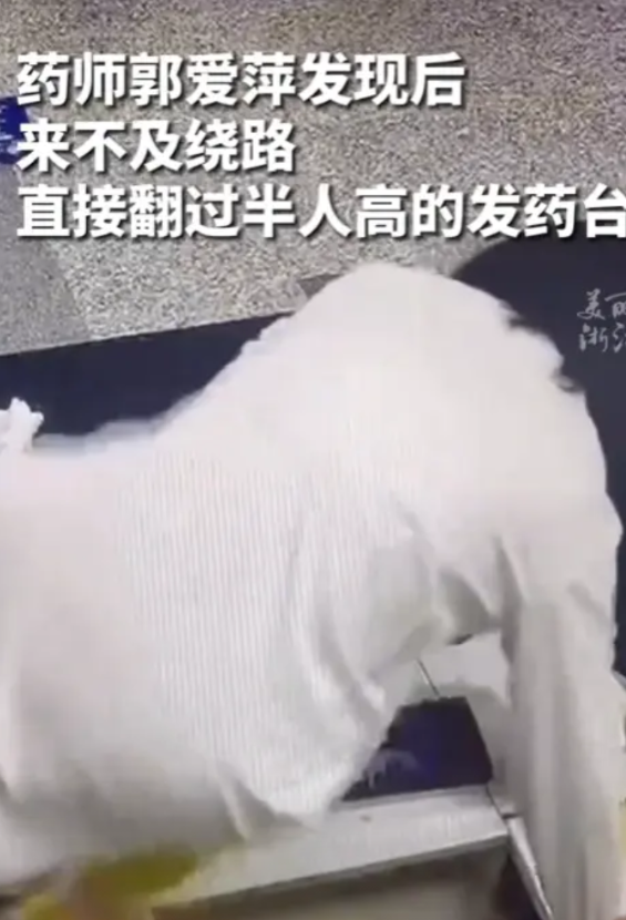 “记住这个医生！”2025年5月，浙江长兴，一男子独自一人去拿药，突然昏倒在取药