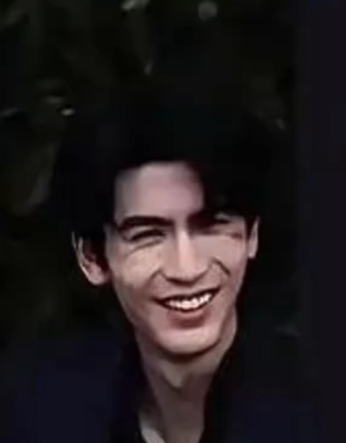 27岁张凌赫惊现老态，一笑满脸褶子，皮肤松弛像个“小老头”！真不敢相信这是网