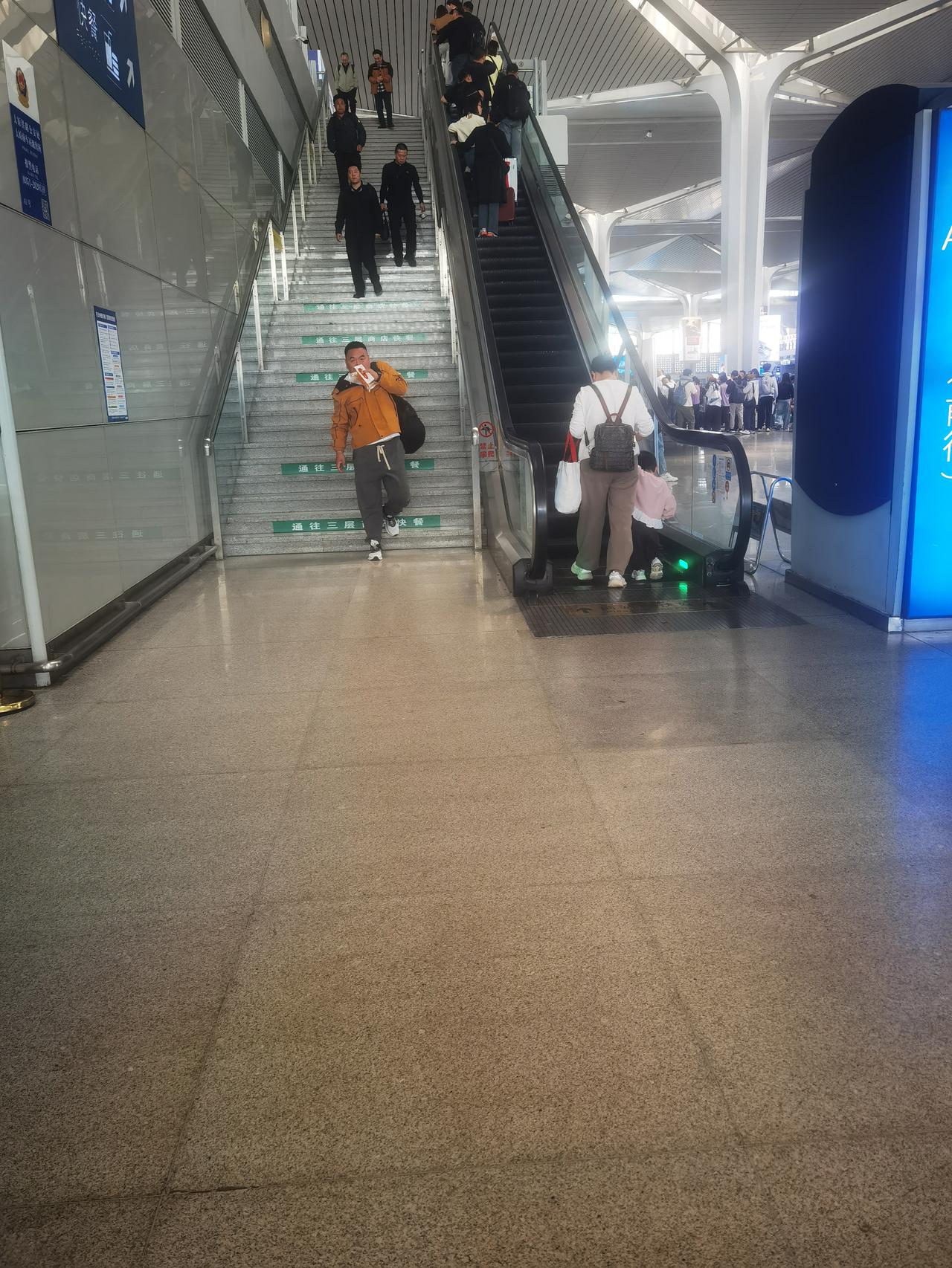 遇到一个不解难题！因为工作原因，经常坐高铁出差，走遍了大半个国家，也路过很多高