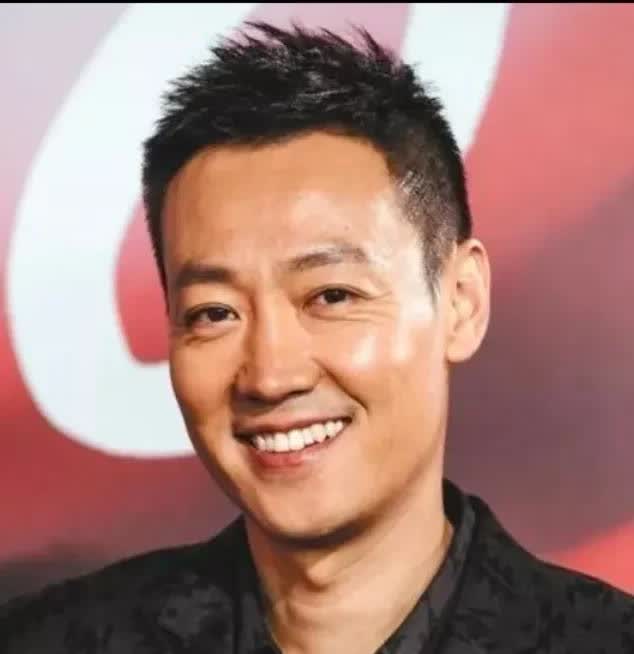 我给奶奶看了辛柏青的照片奶奶沉默了很久突然说一句话，她说这个男的是不是和