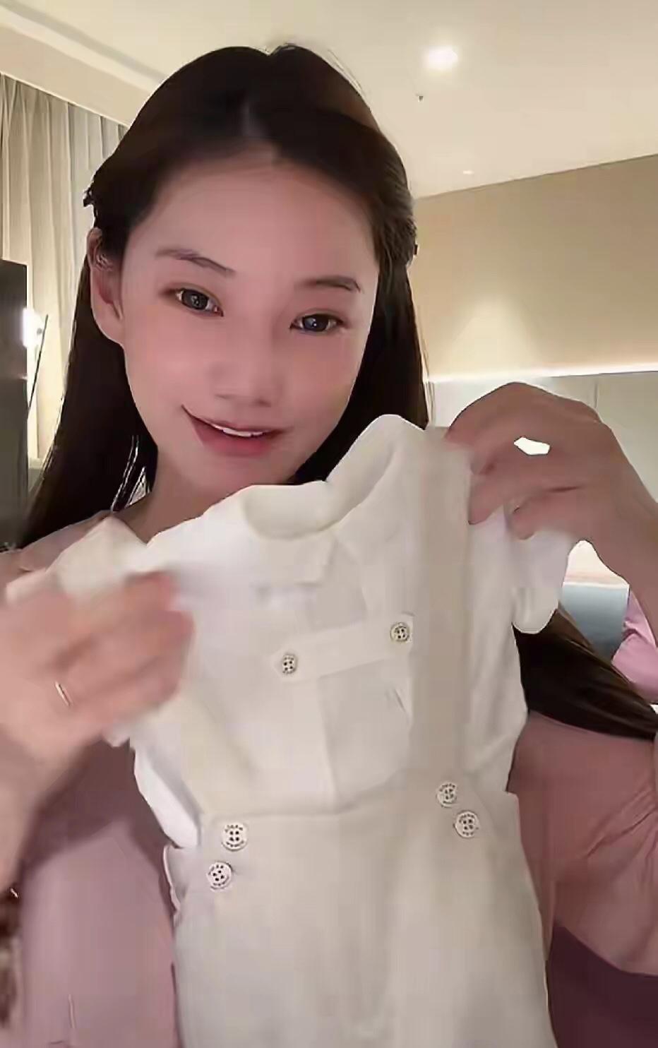 马晓梅现在就盼着回北京，她连把孩子的衣服都给准备好了。看这件衣服真的很漂亮，