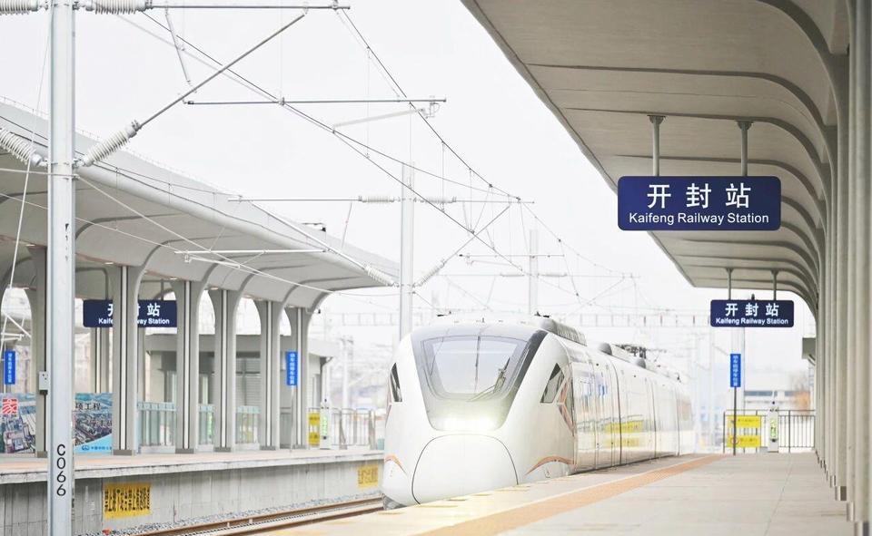 这条铁路如何让郑州开封“消失”在地图上？郑开城际铁路全线贯通一年来，以805