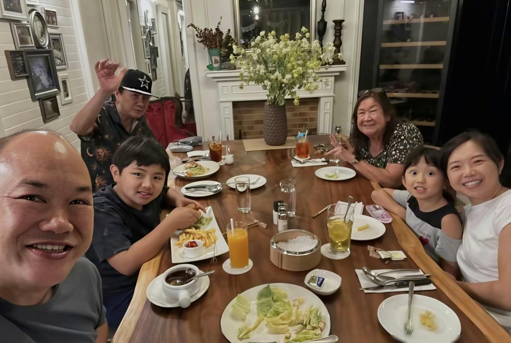 78岁的许冠杰还在台上唱，45岁的儿子许怀谷，却被大家觉得老得太快。一张三代同堂的庆生照，本是温馨事
