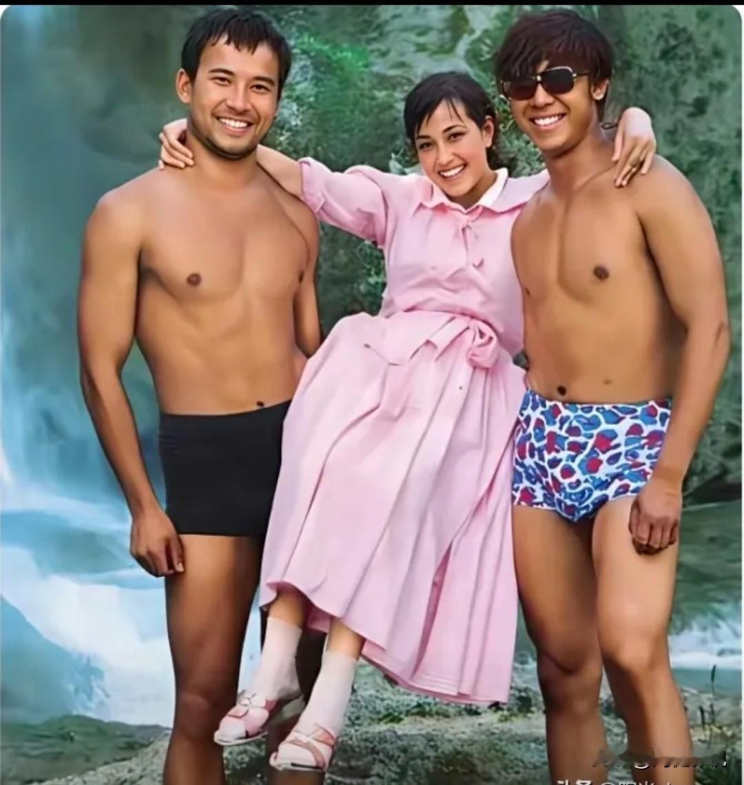 仔细看，那时的刘晓庆细眉飞扬，秀韵多姿！穿粉裙子被两个健壮小伙笑着托着，看她笑得