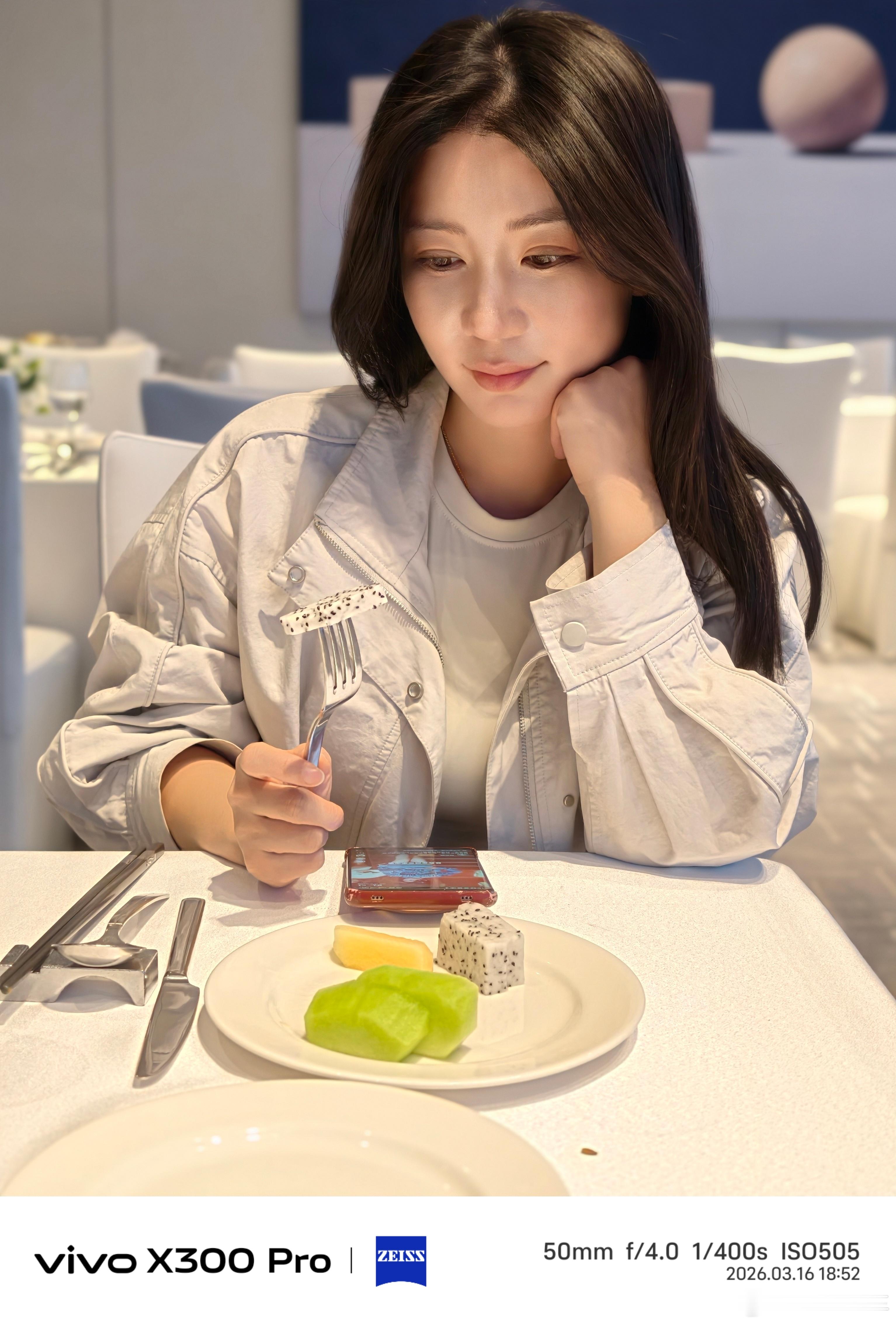 累了不想出去吃火锅了在酒店吃也不错这窗外的山城风景太治愈了重庆·重庆尼依