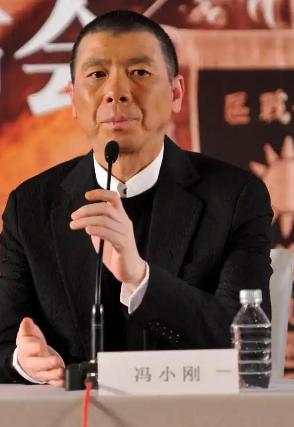 当年，冯小刚开着300万的豪车，回老家看望瘫痪多年的母亲，已经照顾母亲16年的姐