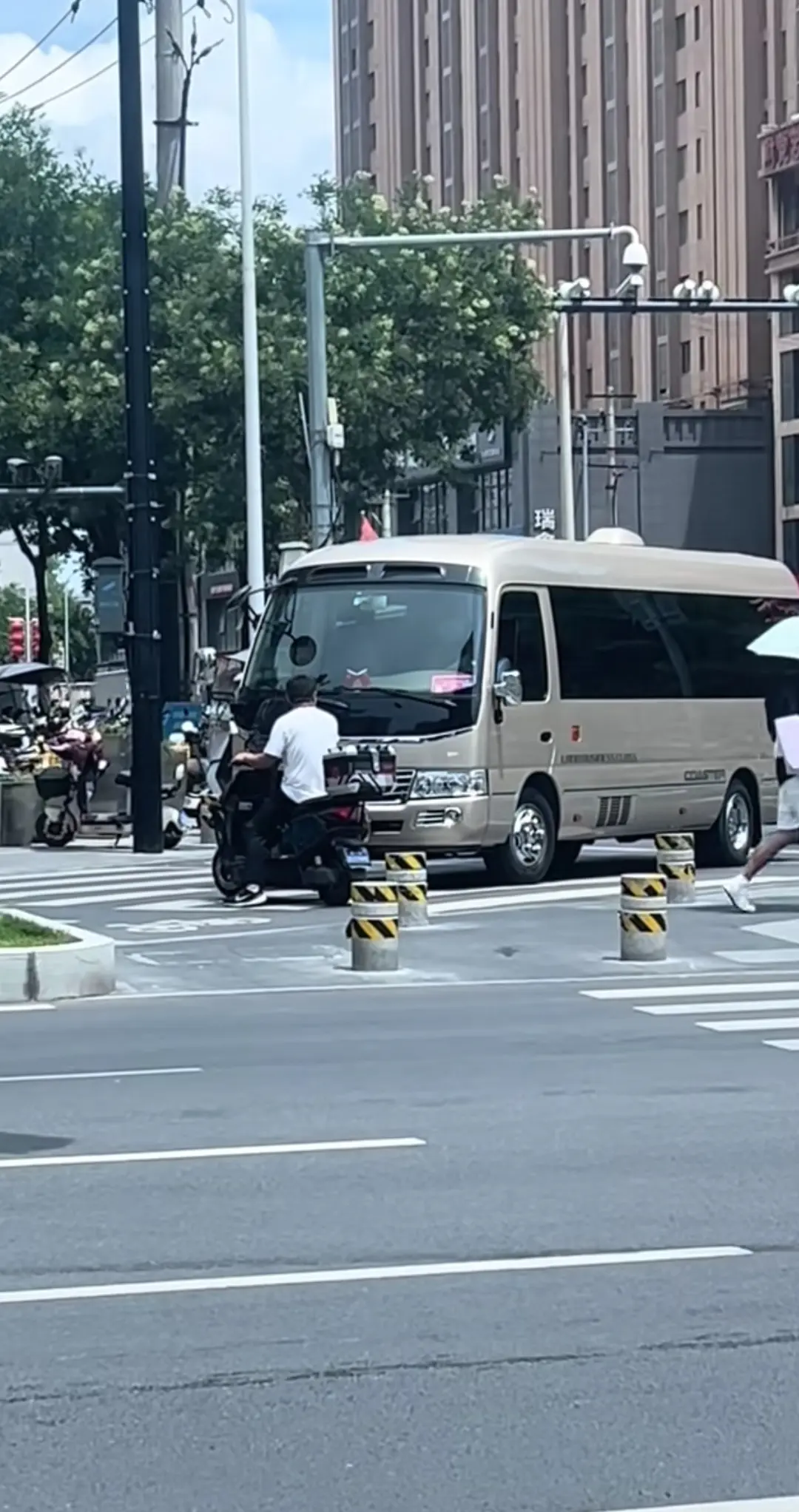 这小伙子可以啊，这种车也敢堵。