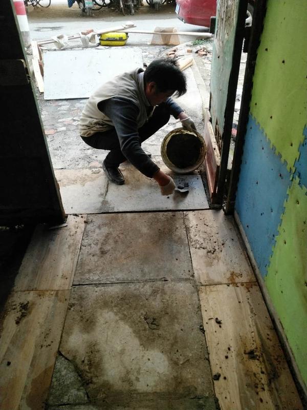 教师工资与一般工人工资对比：我们县现在做小工大概280块钱一天，一个月做20天