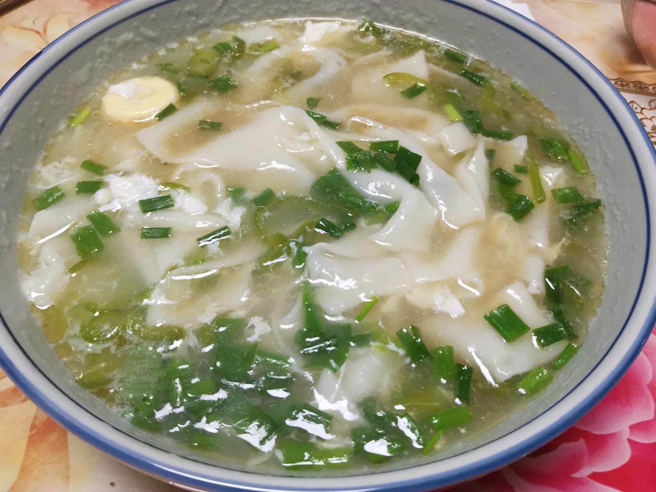 满满一大碗热汤面。吃吃喝喝一碗汤面暖心家常面一碗荷包蛋清汤面秋