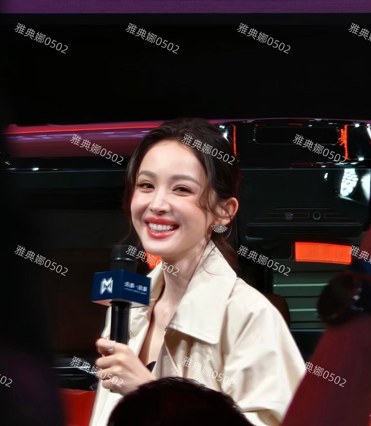 古力娜扎胖了还是动脸了？她不仅长得跟原来不一样了，苹果肌也鼓鼓的嘴唇也变成了韩式