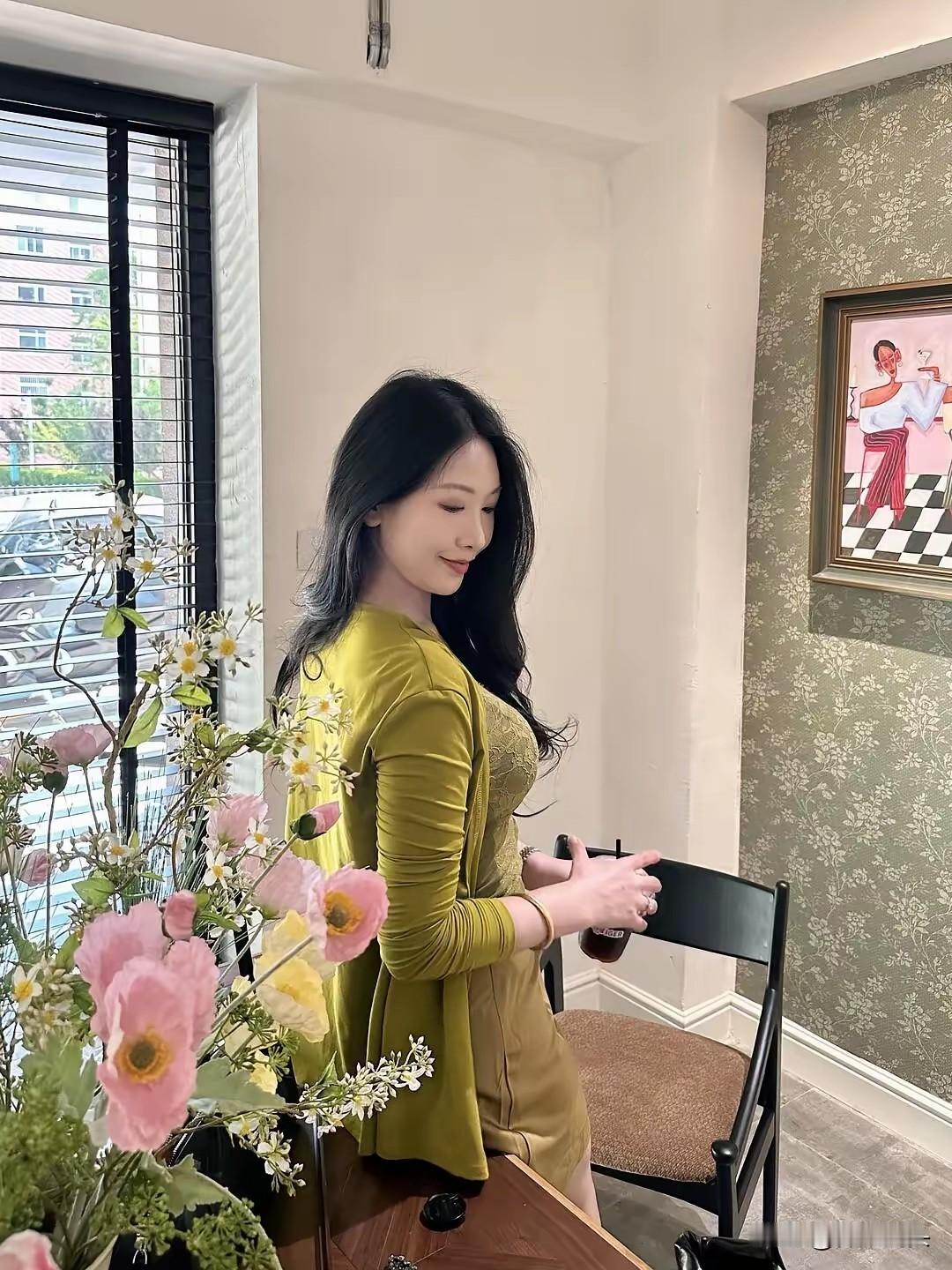 优雅绿衣女子，静享午后时光🌸✨