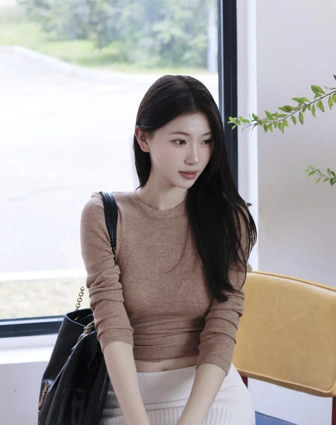 阳光漫进窗边的角落，浅棕与米白交织出松弛的温柔感，在安静的午后，和春天的绿意撞了