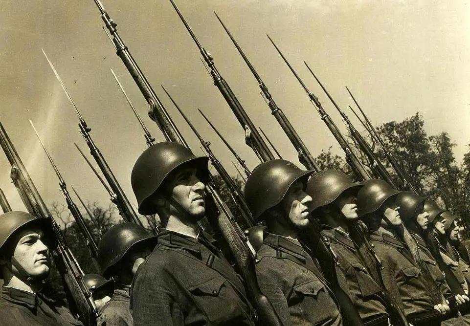 为什么德国要发动二战？1939年的德国，账面上是欧洲最能打的国家，钱包里却快