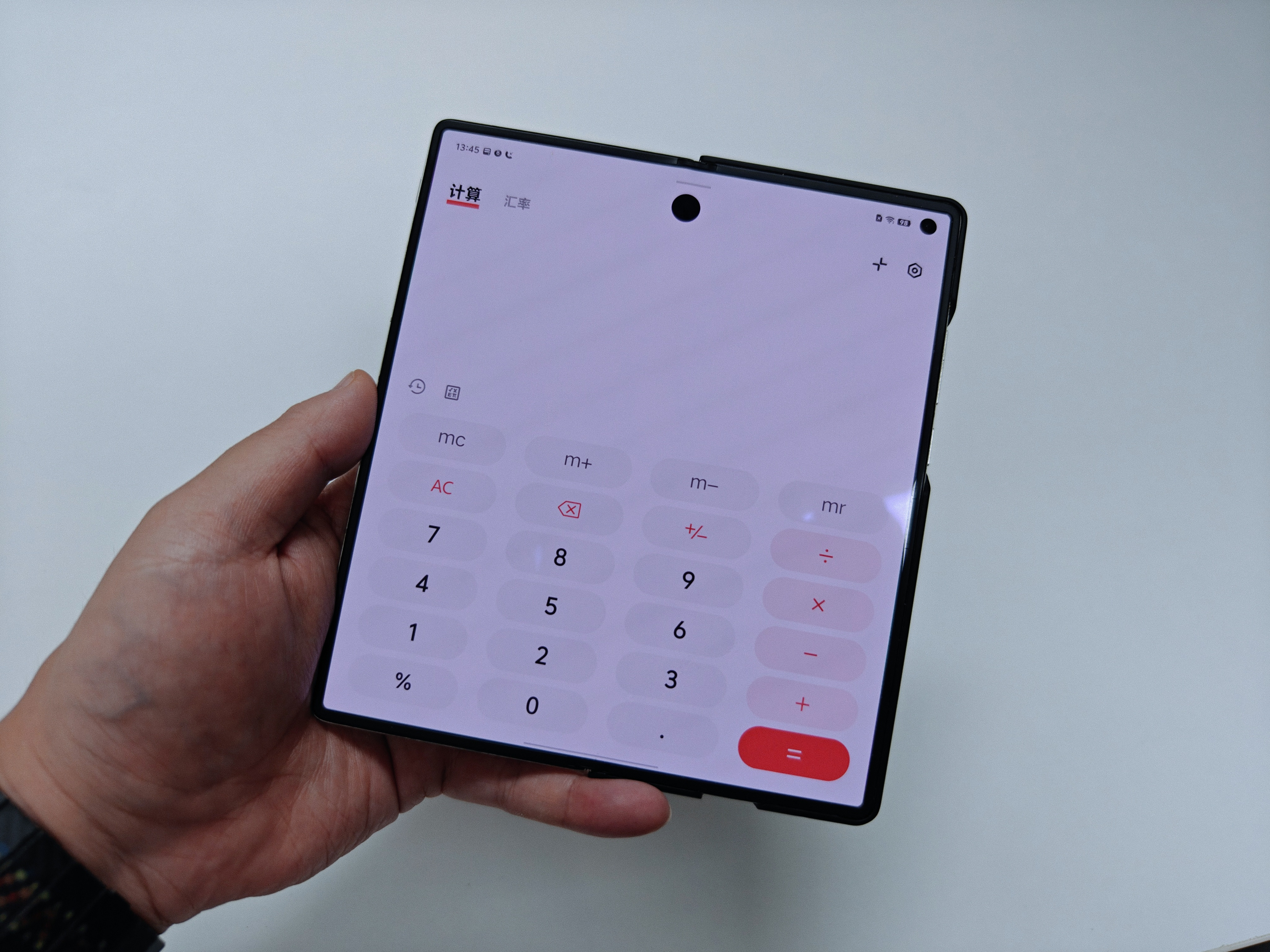 同事的折叠屏，用出了「双摄」。[笑着哭][doge]中间这个「摄像头」有点大