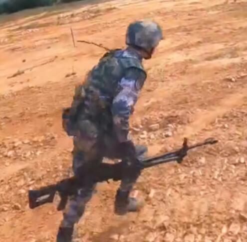 想象一下，山地作战，当看到对面步兵班抬了把重机枪出来，肯定不会想这枪精度不够