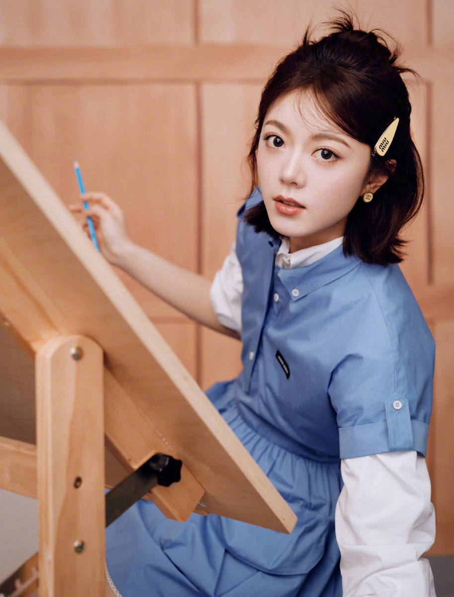 赵今麦女团门面级别的美貌赵今麦这颜值真的绝了！清新灵动又精致，气质干净又亮眼，