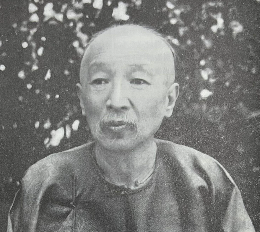 1892年，盛宣怀在妻子庄氏睡后悄悄进了书房，待到大半夜也没出来。深夜时庄氏醒来