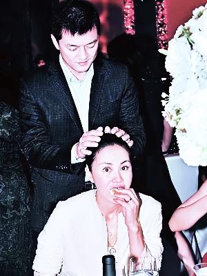 她在吃，他在笑，李亚鹏手放王菲头上，他们曾经是真爱，也曾恩爱甜蜜过。