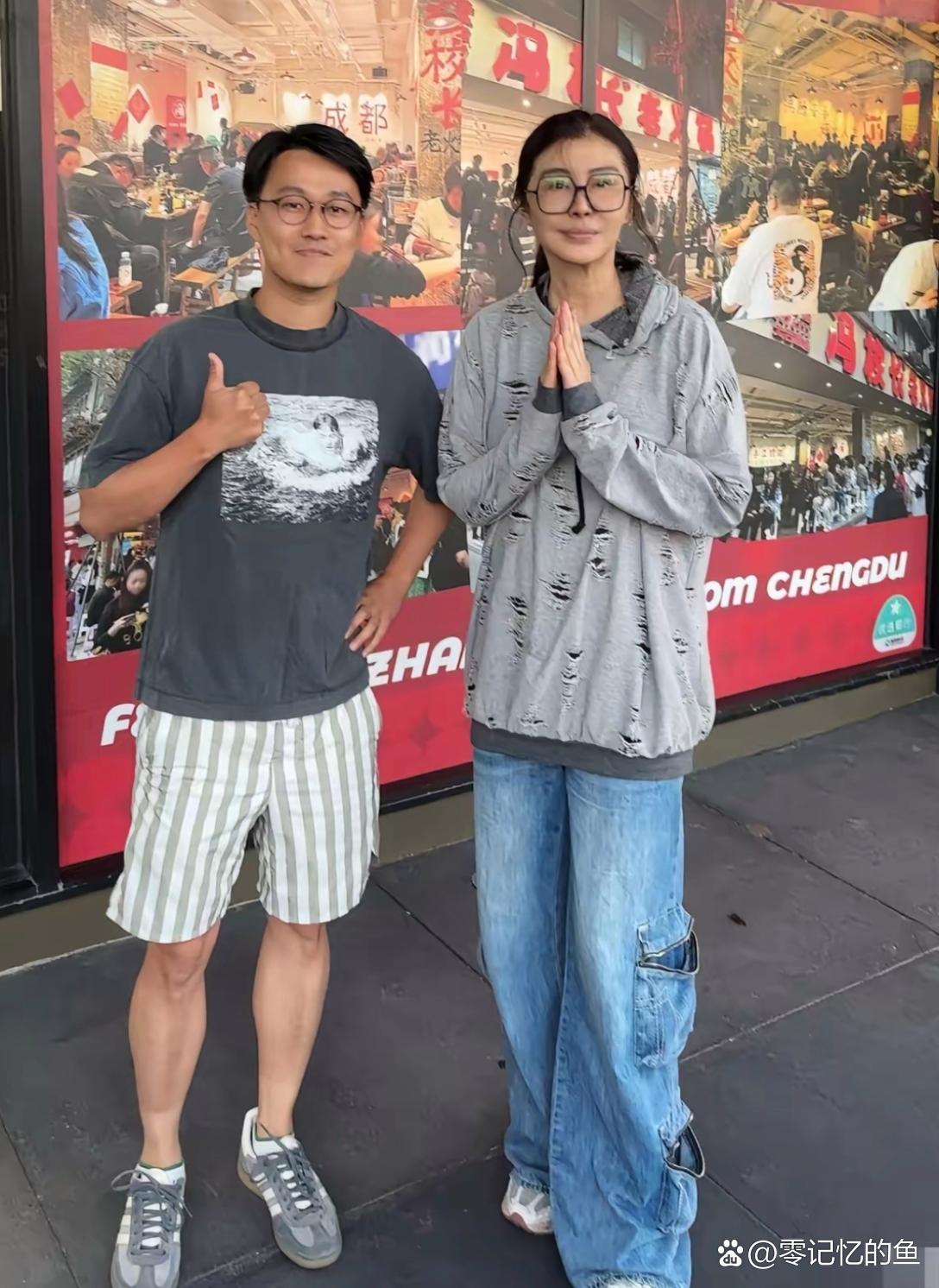 王祖贤近照，优越身高一眼就能感受到，身姿高挑格外出众。