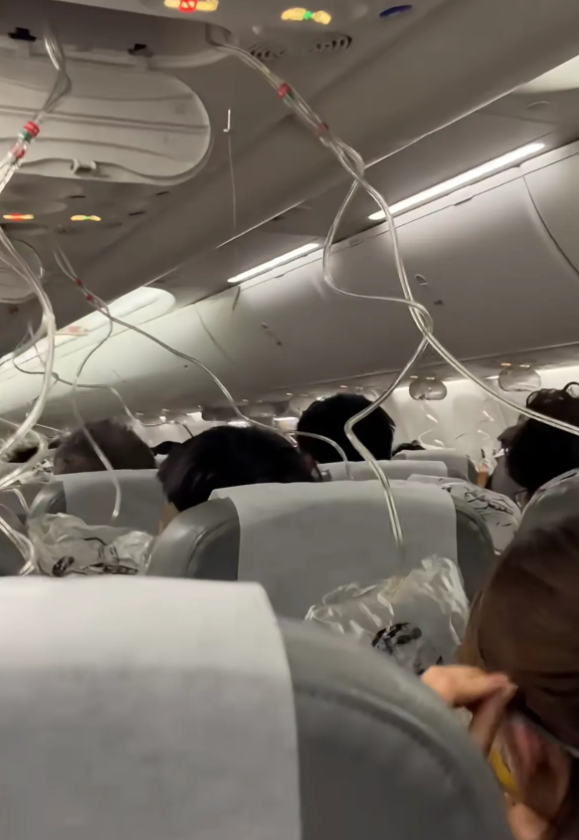 春秋航空，日本。1万多米猛的下降到3000多米。氧气面罩全掉！！空姐吓哭。