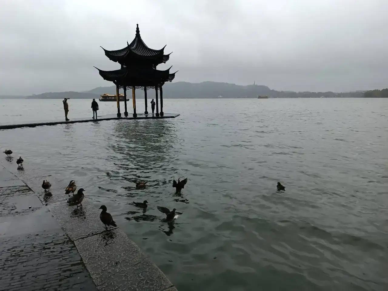 杭州市面上流传着这样一段话很有意思：晴西湖不如雨西湖，雨西湖不如夜西湖，夜西湖不