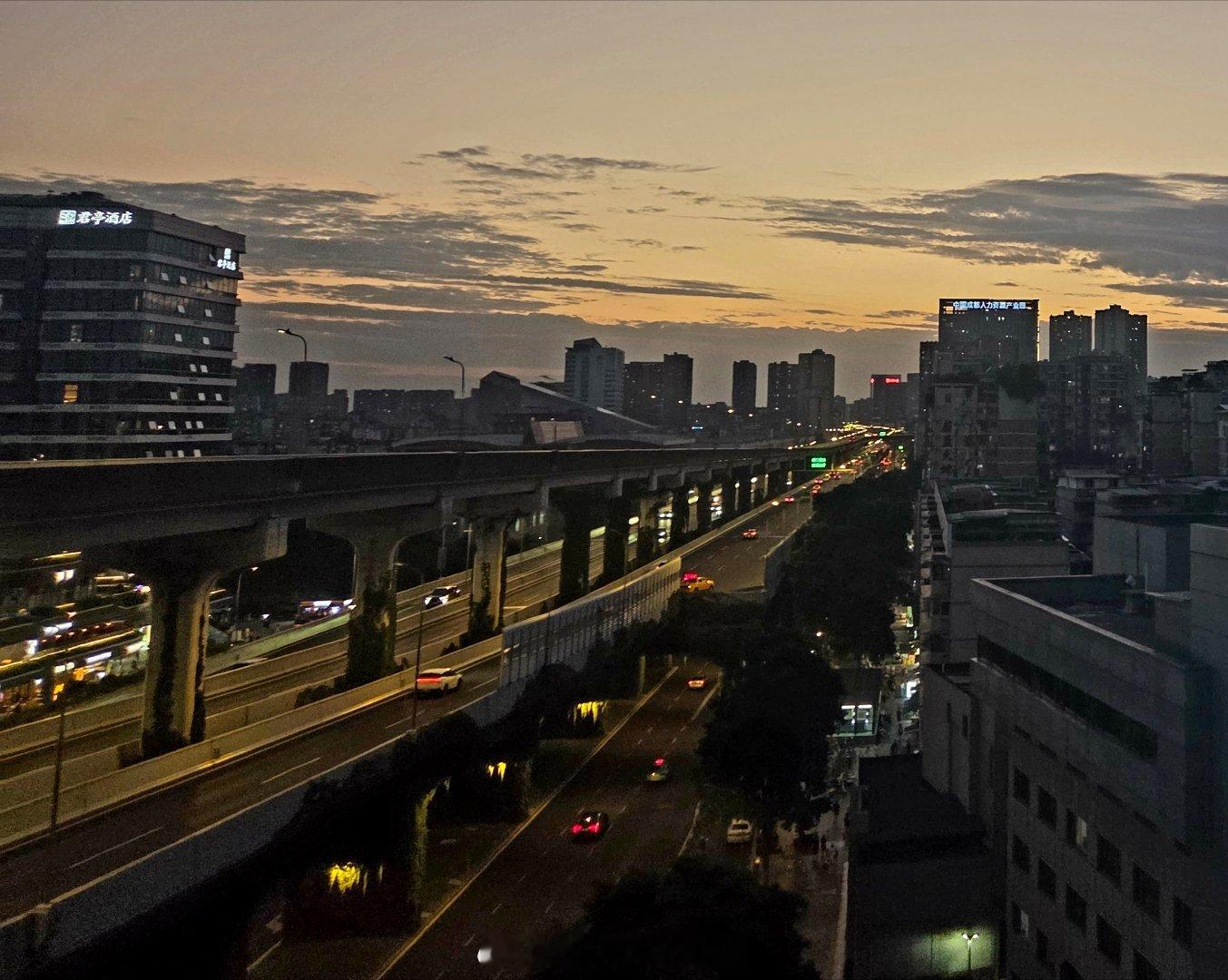 我被成都的夜晚迷住了雪山下的公园城市成都街拍城市影像记手机摄影爱好者夜晚的成都。