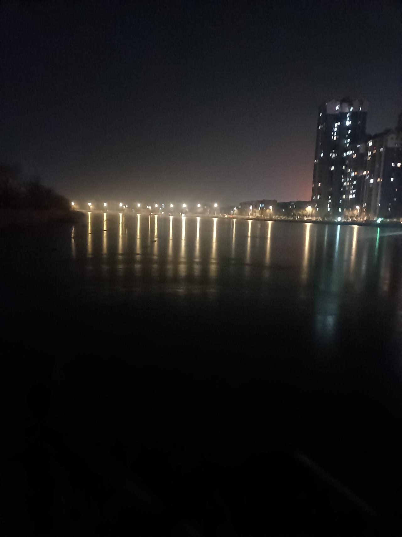 《水浒传》中细思极恐的细节一个挑着扁担走街串巷，卖炊饼的小贩，买的起临街二层小楼