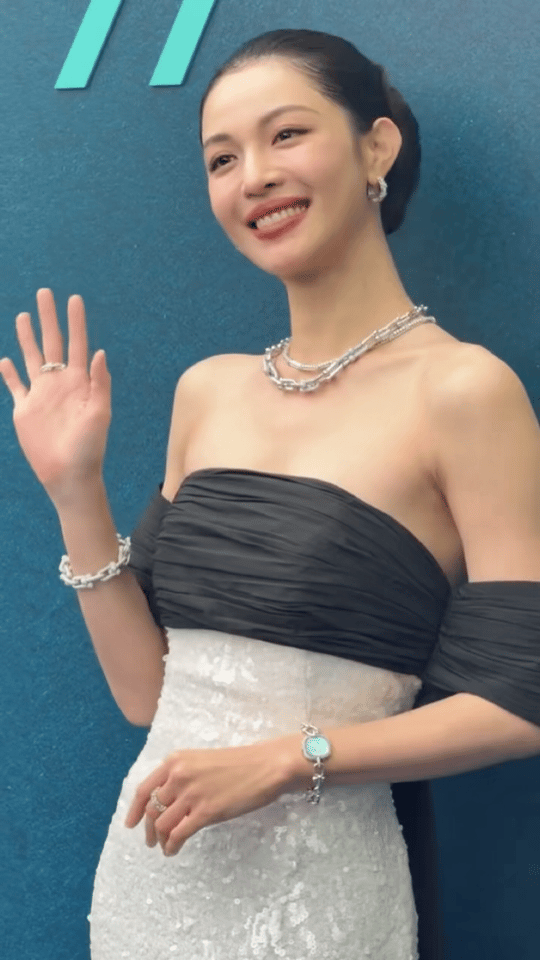 钟楚曦白月光回国黑白亮片裙勾勒曼妙身姿，往那一站就是优雅明媚本人。笑起来眼睛弯