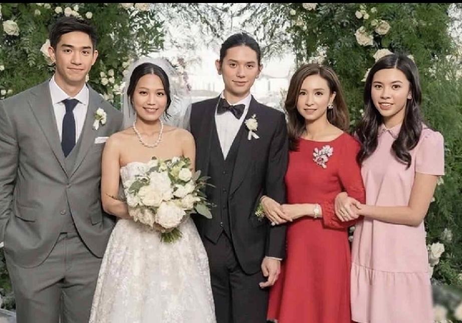 吴婉芳的大儿子结婚时，全家人的合影。新娘是霍英东二房孙女霍咏盈，霍启刚的堂妹；