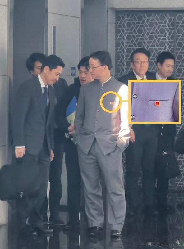 这一幕真的越品越有味道！刘司长一身中山装别着国徽，双手插兜仰头示意“去吧”，全程