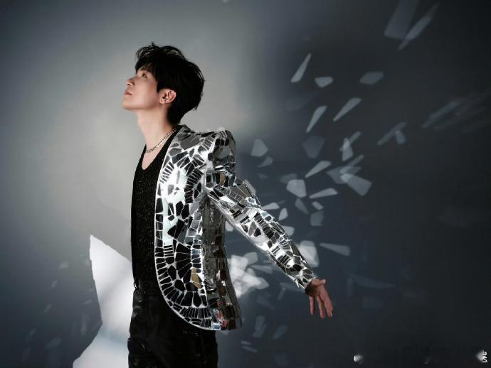 陈楚生在体育场盖房子搞装修陈楚生在体育场盖了三层楼舍得在体育场盖三层楼做舞台，还