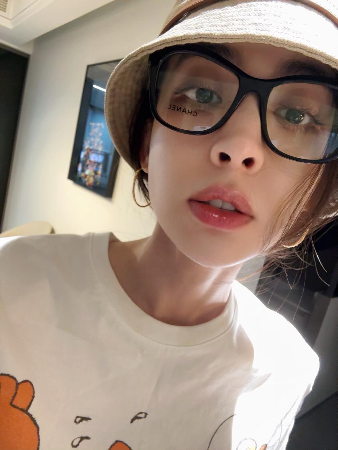 古力娜扎俏皮穿搭，好精致，但是太瘦了。娜扎