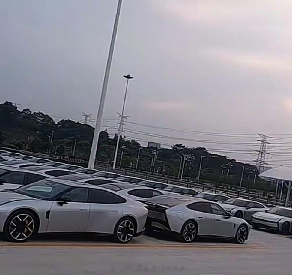 全新小鹏P7已经整装待发了，看来上市发布也不远了[doge]小鹏汽车​​​