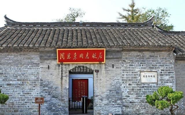 1976年1月，淮安驸马巷的老宅摇摇欲坠。几根杉木撑杆勉强支撑着房梁，门口却挤满