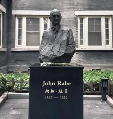 1948年，德国一位63岁，吃不起的面包老人，突然收到一份，来自中国的信封，封面