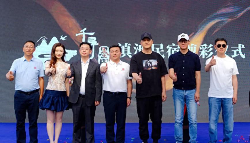 李亚鹏一家五口云南齐聚首！83岁妈妈和俩女儿还有侄女都在，19岁李嫣蒙脸依旧好惹