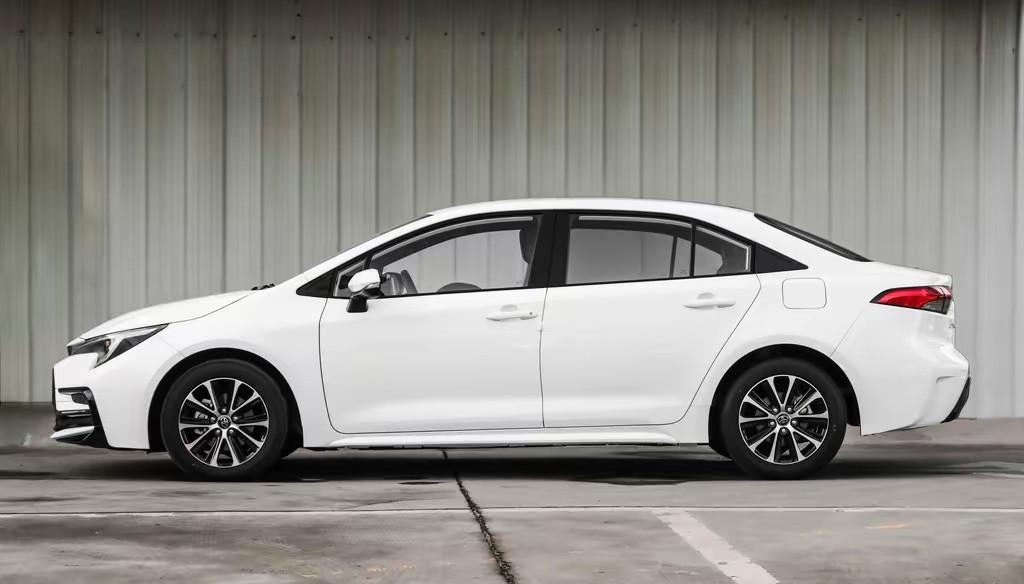 上周陪朋友逛汽车城，销售小哥一听我们要看雷凌，先是愣了下，然后笑着说：“哥，您要