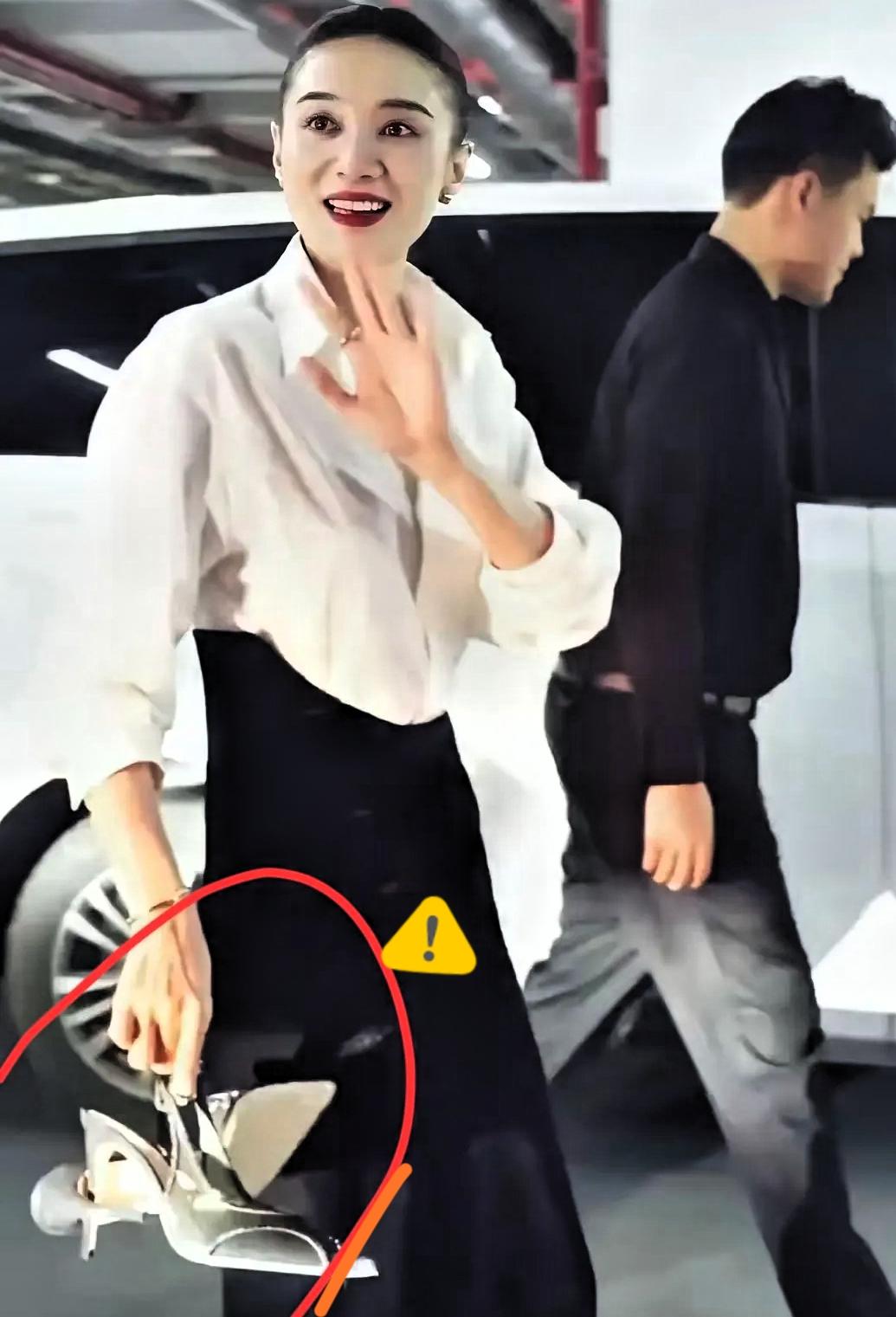 宋佳这“反套路”操作，真的把内娱松弛感卷到新高度！出席活动被记者抓拍，居然