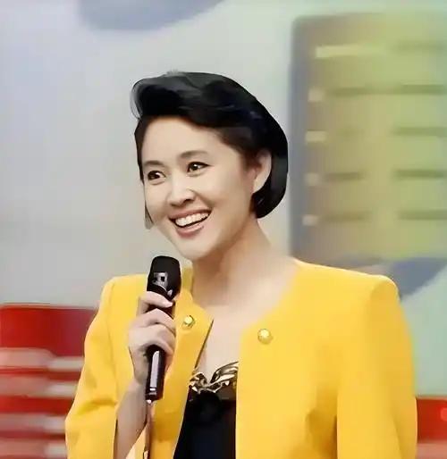 倪萍说父母的离婚对她的成长没有一点影响，她从小就没见过父亲。倪萍的妈妈在青岛