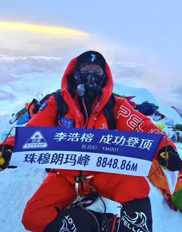 17岁中学生登顶珠峰，揭开所谓的素质教育画皮！据报道，北京第八十中学学生、17