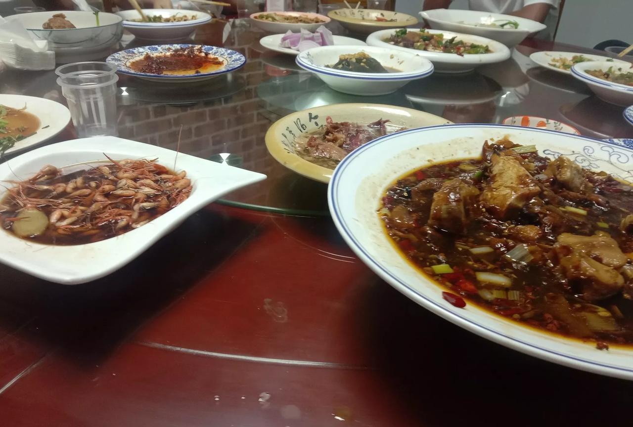 这是一个悲惨的故事一大桌人吃饭桌上都是美食吃着吃着我噻牙了肉也不敢吃