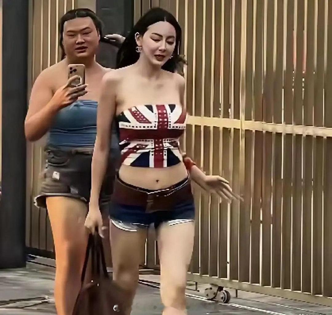 泰国张雨绮上街，蓝衣路人成了炸鸡皇后的反差背景板，这笑点拉满。