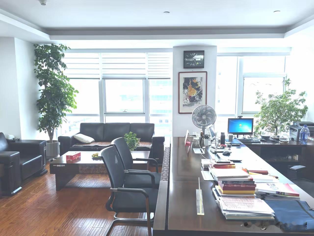 坐这种办公室，是什么级别？最近去湘潭出差，有一个好多年没见到朋友邀约喝茶！见面