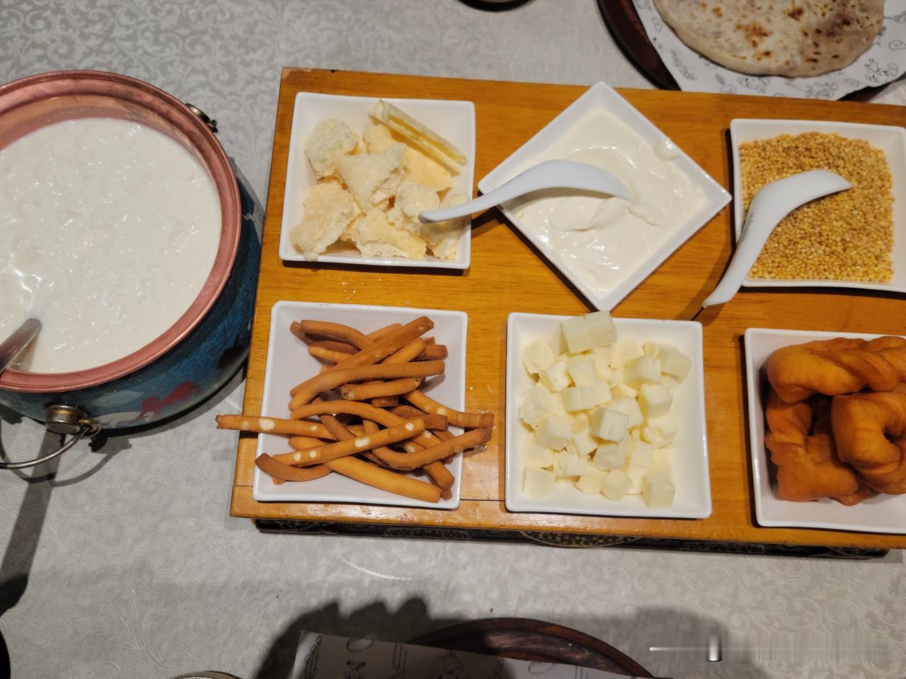 昨晚我在医院住的，今天老公做胃肠镜，他喝药的两个时间段，我都在呼呼大睡，比在家睡