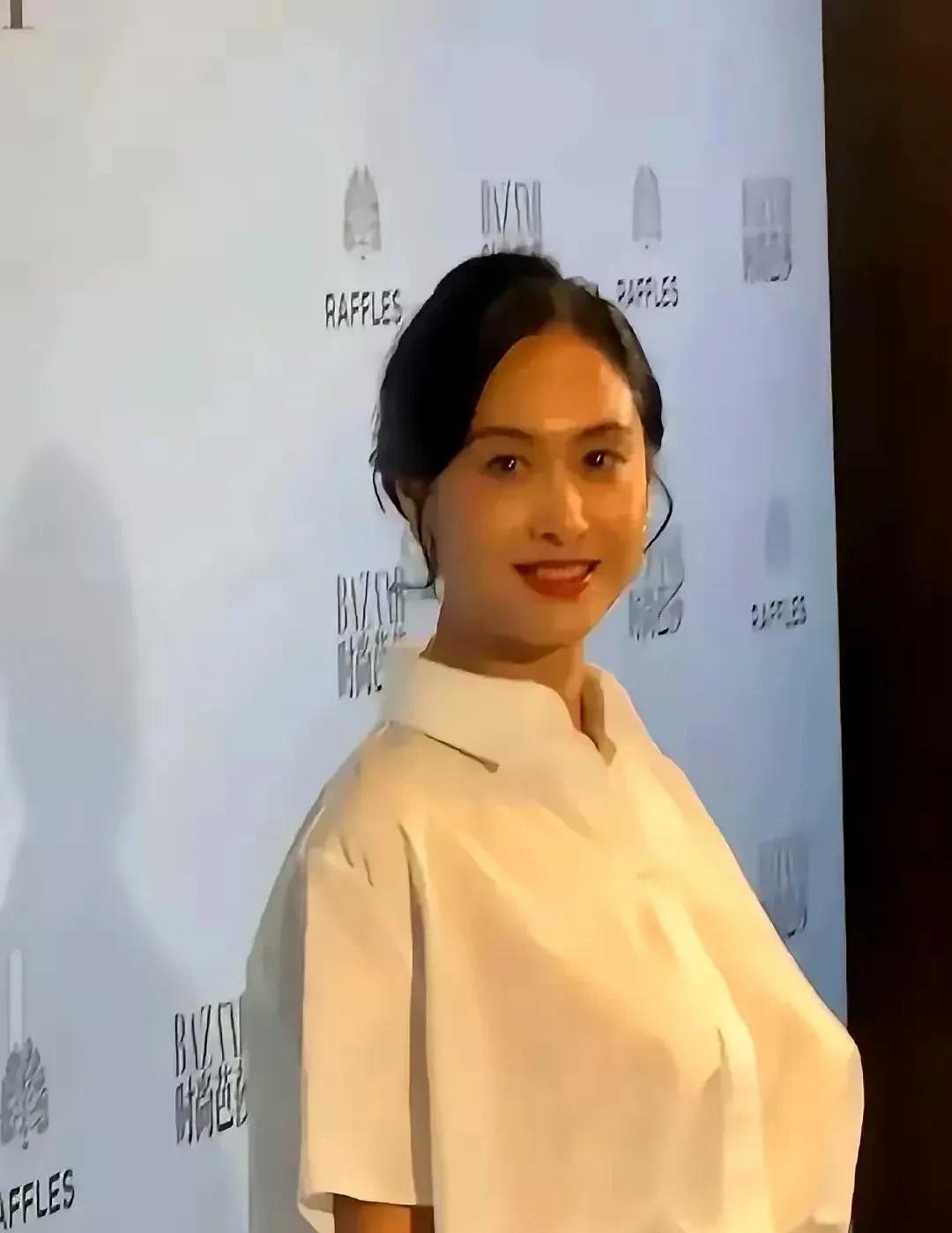 朱茵好美呀！美得不像话！穿得朴素，打扮得得体，笑容灿烂，一看就是婚姻家庭幸福的