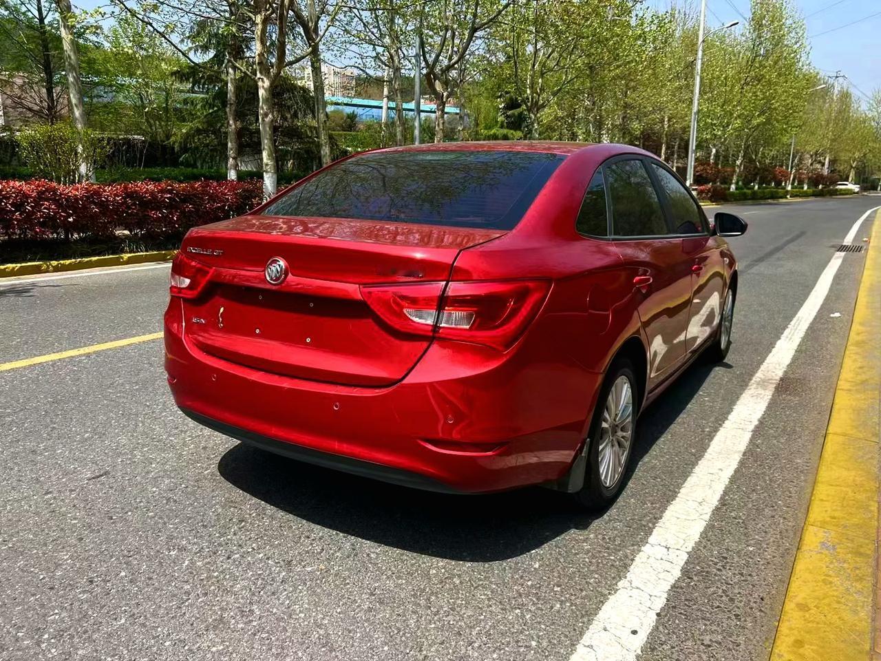 汽车摄影分享。大过年的拍点红色的车。这台别克摘了车牌了，也要去过户给下家了。说实