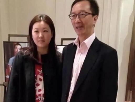 2001年，伏明霞爱上49岁梁锦松，伏明霞爸爸问梁锦松：“我比你小2岁，我们怎么