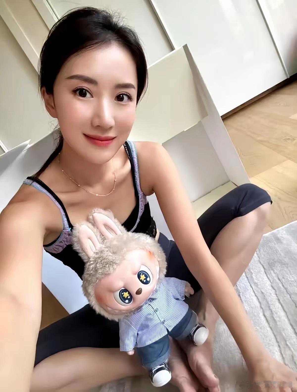 不愧是22岁一部戏红遍全国，26岁幸福嫁入豪门的女明星，说她是让杨幂、唐嫣都羡慕