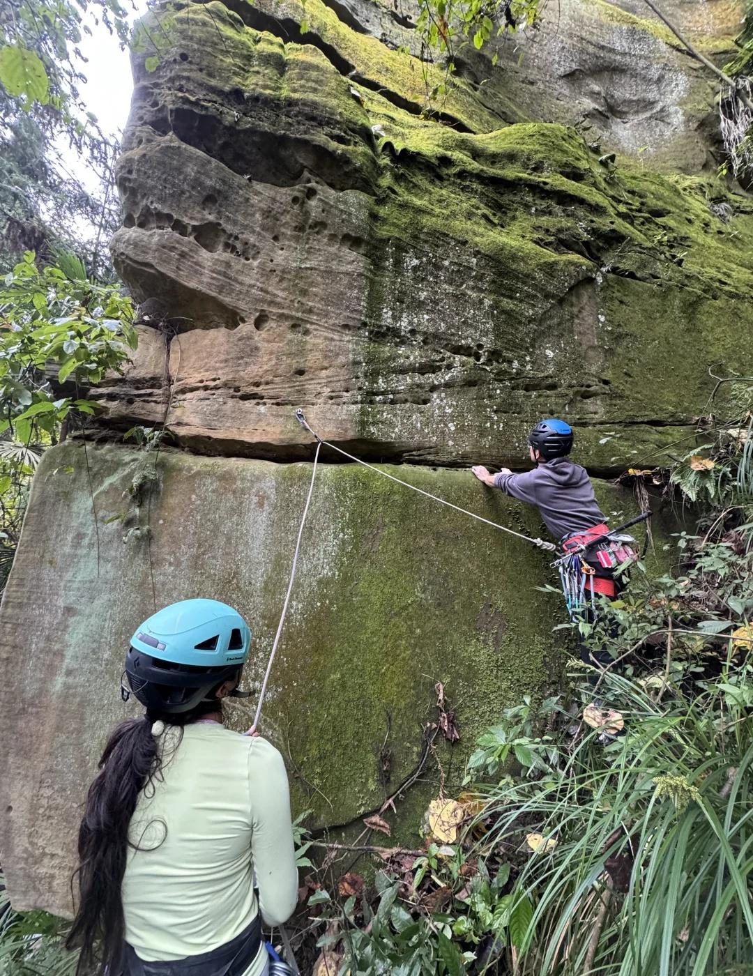 长满青苔的岩壁｜威远&巡场岩场这两周🧗和小伙伴们一起打卡了威远岩场巡场岩