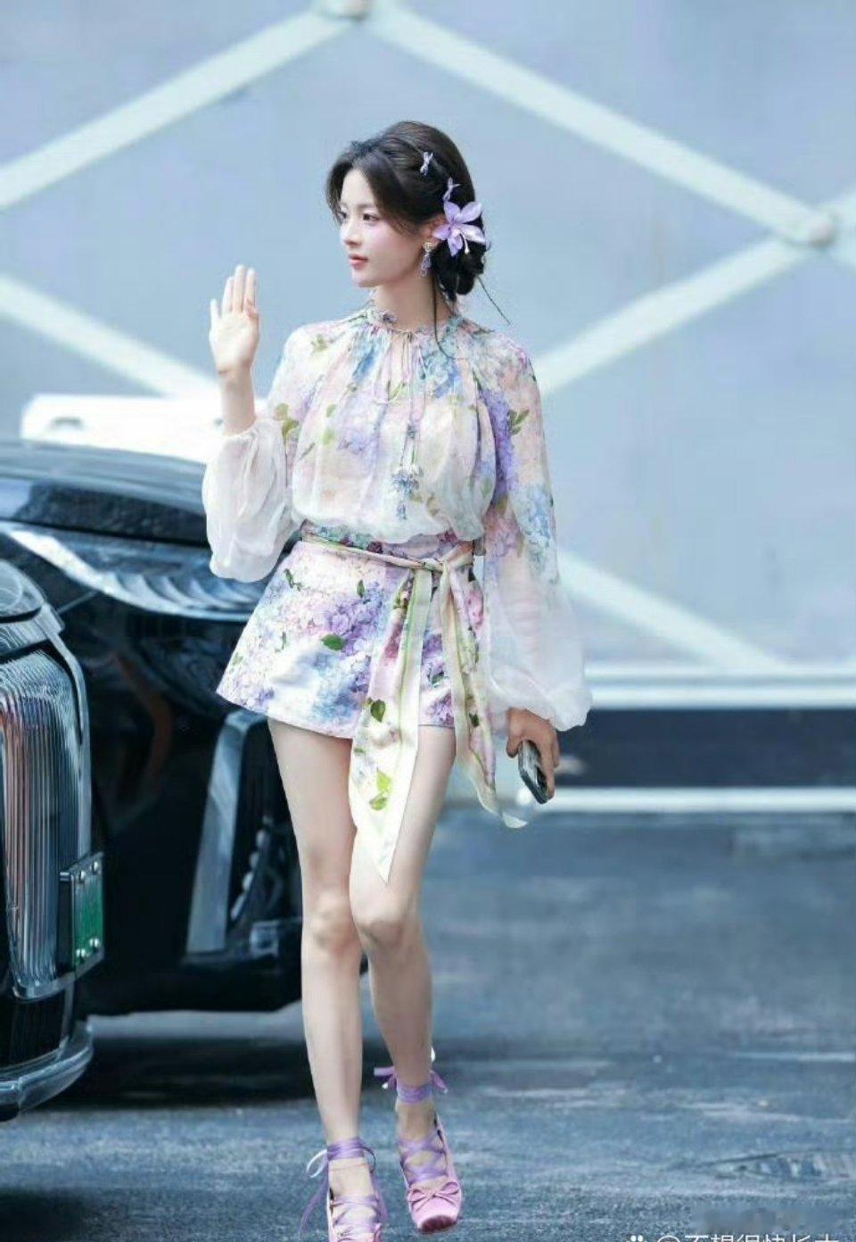 杨超越的造型师突然开智了？最近给她设计的造型都好好看，完全把她当成洋娃娃来打扮呀